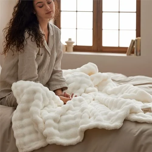 Bedsure 3D Fleece Bubble Blanket – Lightweight and Soft for Couch features